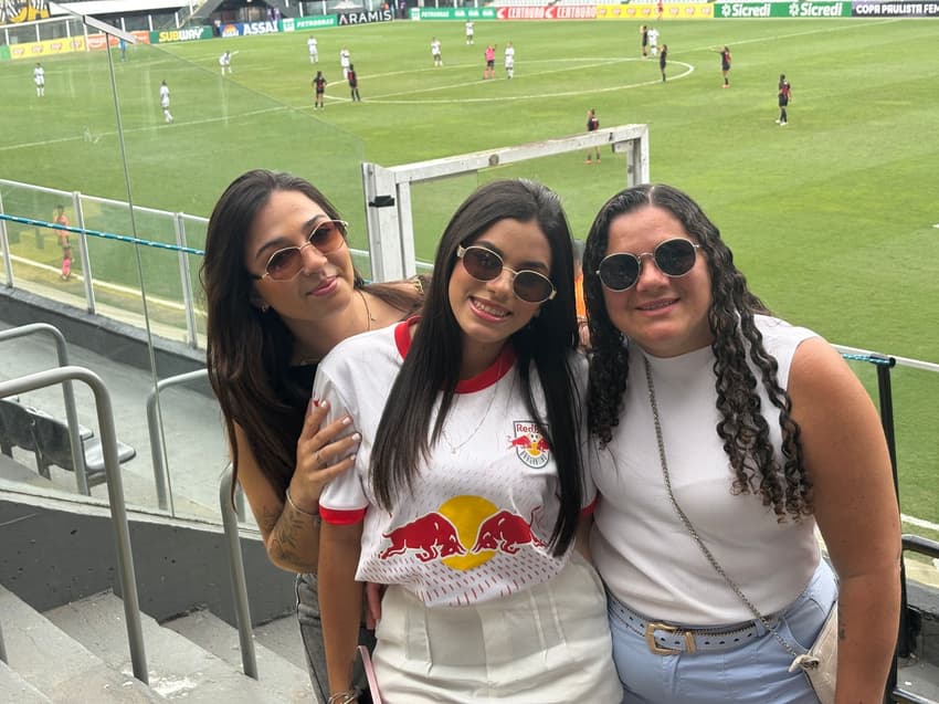 Namorada, irmã e mãe da jogadora Gaby Santos, do RB Bragantino. (Foto: Giselly Corrêa/Lance!)