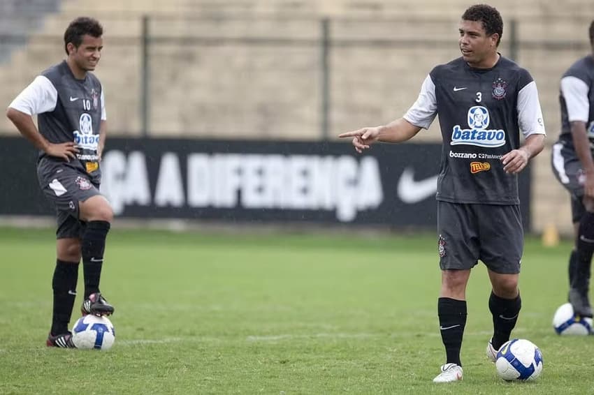 Bruno Bertucci e Ronaldo no ano de 2009 (Foto: Agência Corinthians)