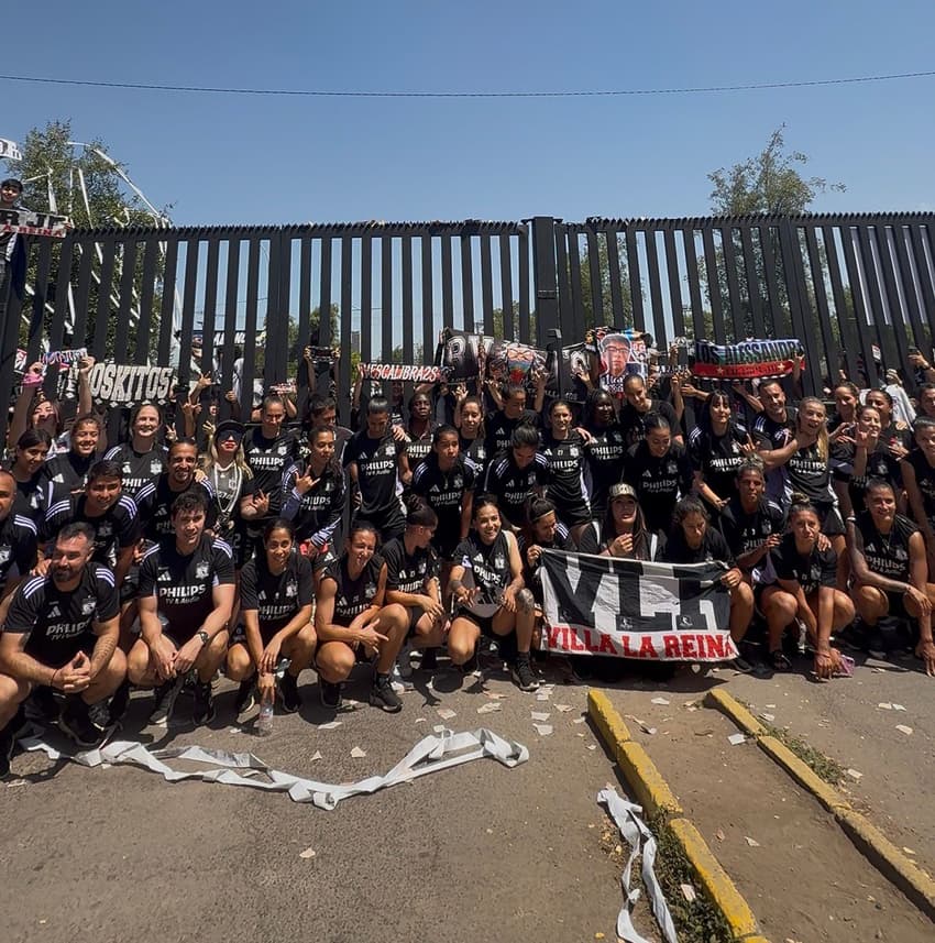 Torcida do Colo-Colo apoia time feminino na final do Campeonato Nacional. (Foto: Reprodução/internet)