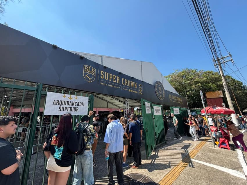 Fila para entrada no Super Crown (Foto: Beatriz Pinheiro/ Lance!)