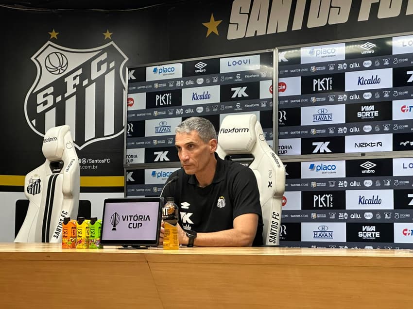 Vojvoda  encerra a temporada com 18 jogos no comando do Santos. (Foto: Juliana Yamaoka/ Lance!)