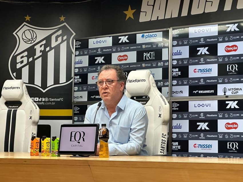 Marcelo Teixeira faz pronunciamento para a imprensa na Vila Belmiro. (Foto: Juliana Yamaoka/ Lance!)
