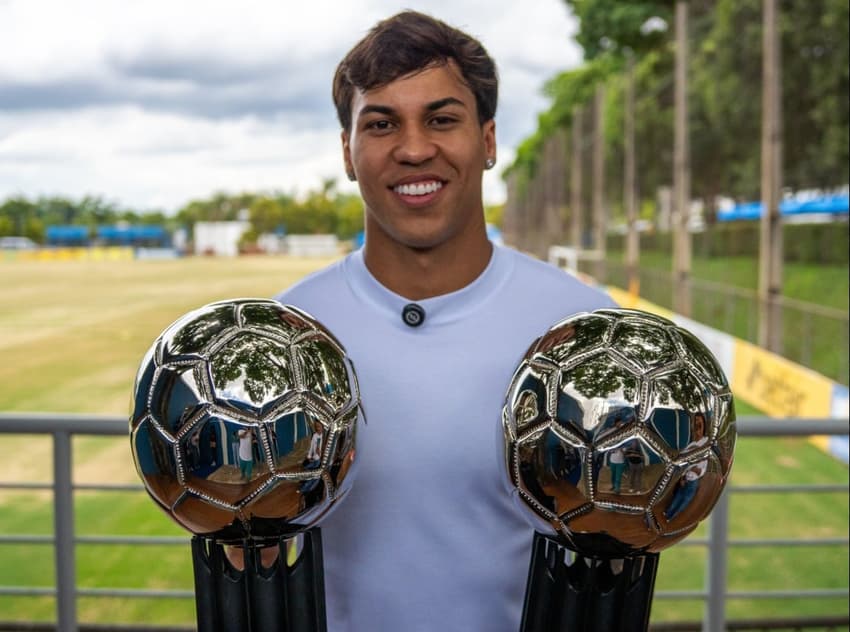 Kaio Jorge com os prêmios do Bola de Prata (Foto: Divulgação Cruzeiro)