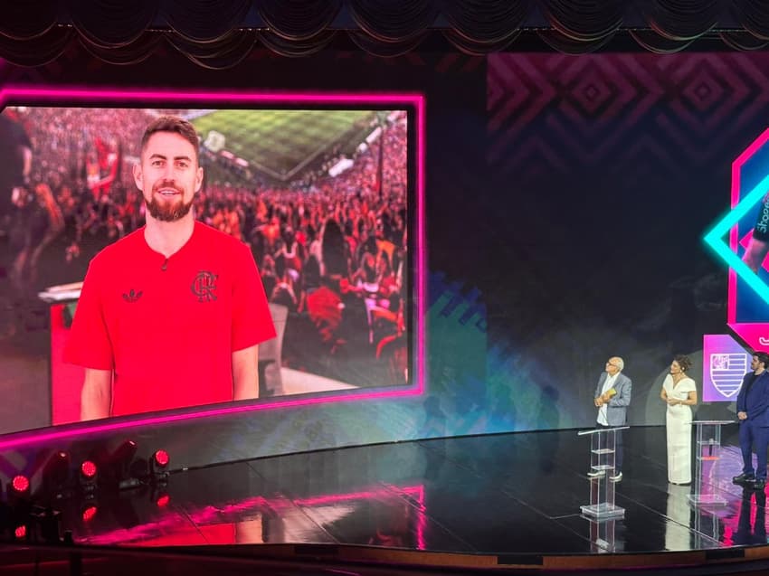 Jorginho, do Flamengo, festejado pelo ídolo Júnior (Foto: Lucas Bayer/Lance!)