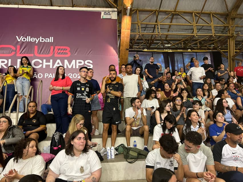 Torcedores do Oscasco no Conegliano x Praia Clube (Foto: Isabella Zuppo/Lance!)