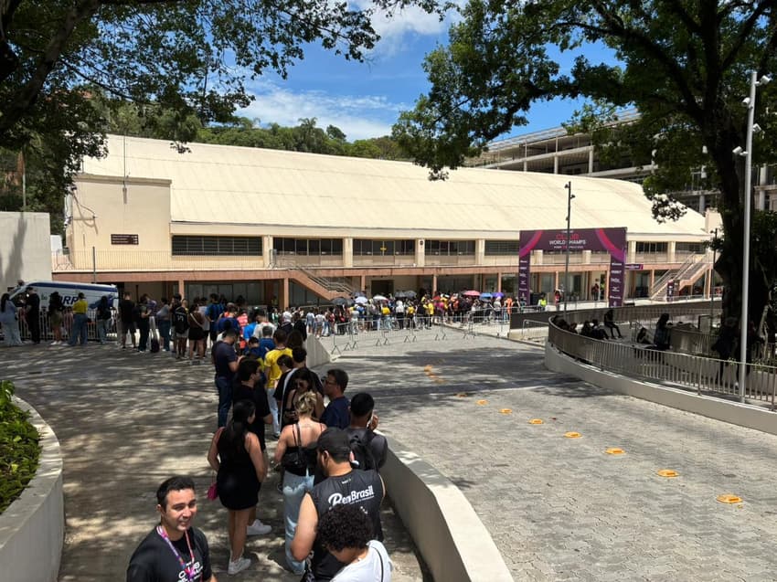 Torcedores aguardando na fila antes da abertura do ginásio (Foto: Beatriz Pinheiro/Lance!)