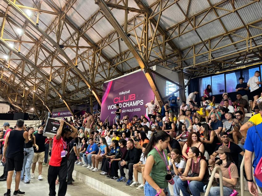 Setor central do ginásio da partida de Praia Clube x Scandicci (Foto: Beatriz Pinheiro/Lance!)