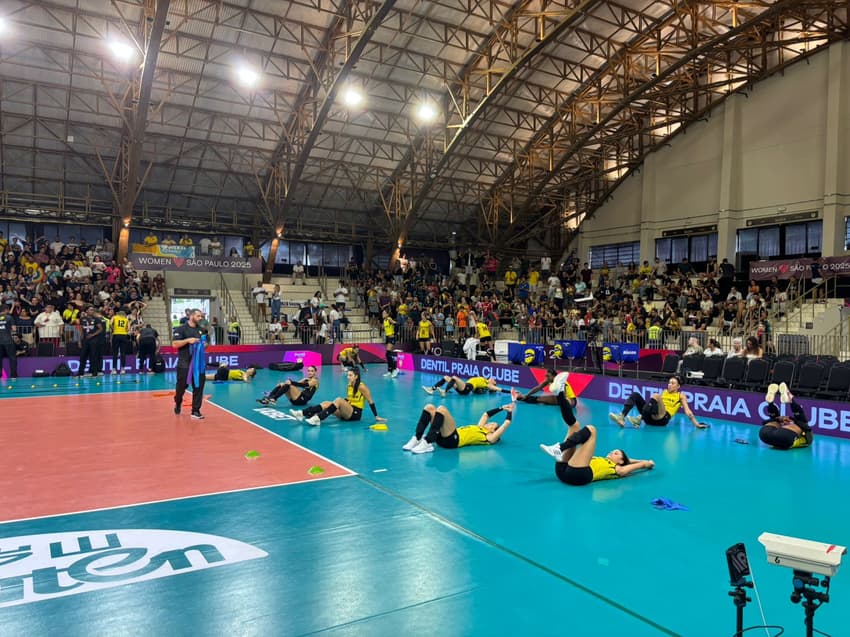 Jogadoras iniciando as atividades em quadra para o Praia Clube x Scandicci (Foto: Beatriz Pinheiro/Lance!)