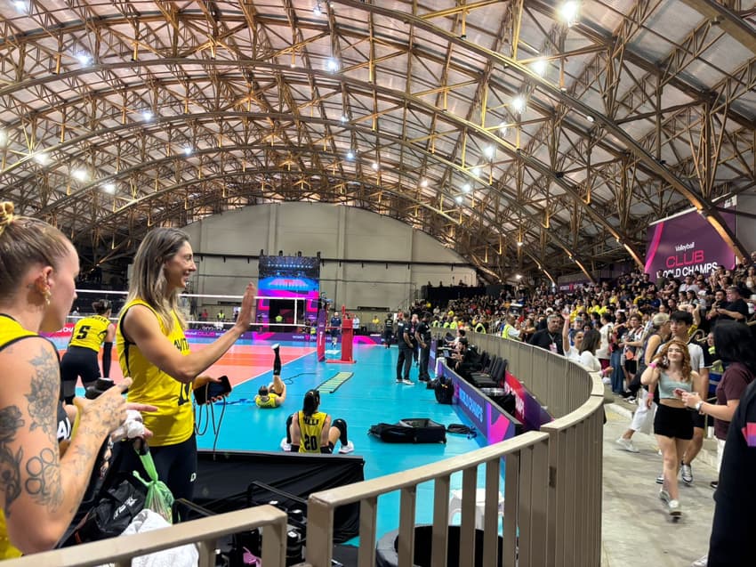 Carol Gattaz cumprimenta os torcedores antes do Praia Clube x Scandicci (Foto: Beatriz Pinheiro/Lance!)