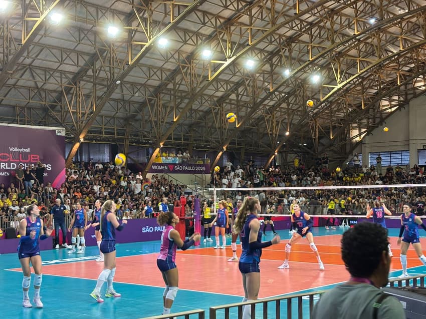 Jogadoras em quadra para o duelo de Praia Clube x Scandicci (Foto: Beatriz Pinheiro/Lance!)