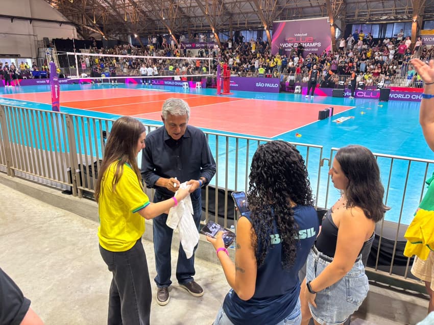 Zé Roberto Guimarães atende fãs na Arena Pacaembu (foto: Beatriz Pinheiro / Lance!)