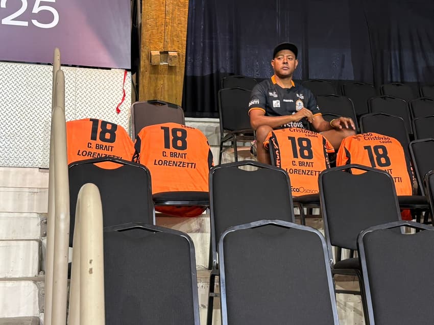 Camisas com o número de Camila Brait na Arena Pacaembu (Foto: Beatriz Pinheiro / Lance!)