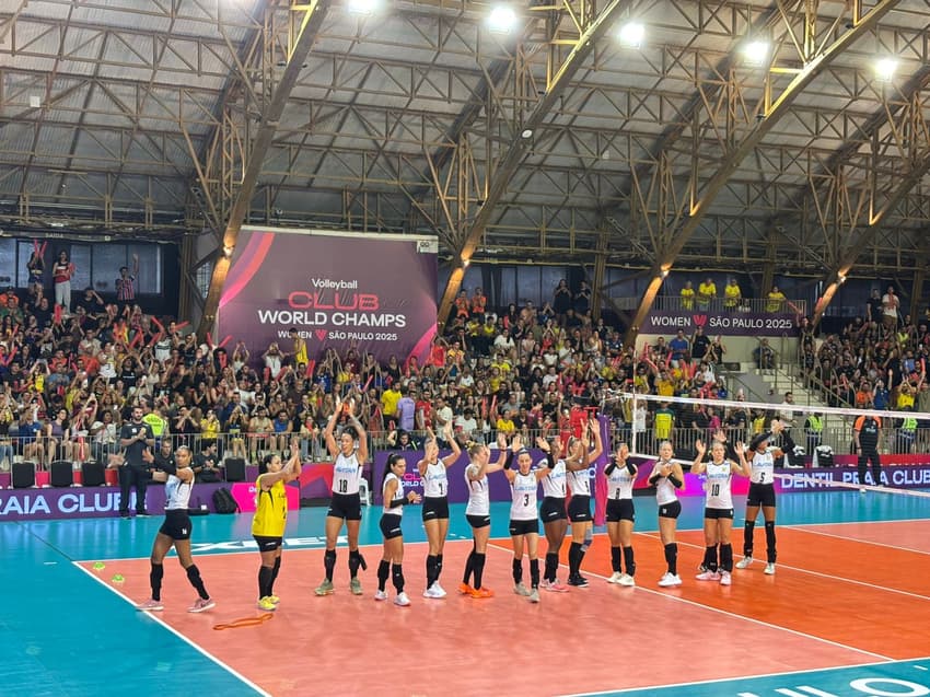 Praia Clube em quadra (Foto: Beatriz Pinheiro / Lance!)