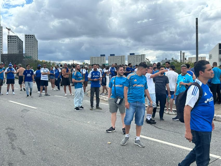Torcida do Cruzeiro nos arredores da Neo Química Arena (Foto: Thiago Braga/ Lance!)