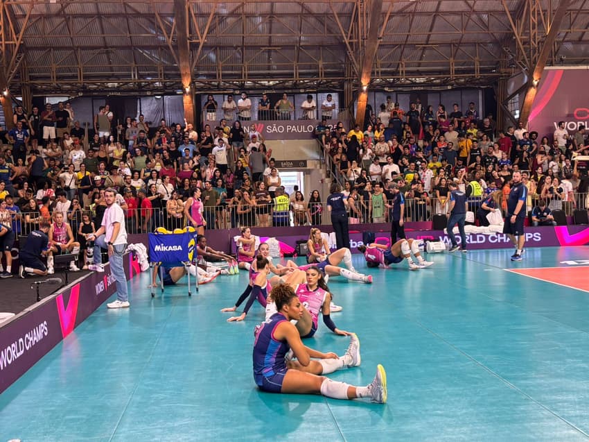 Scandicci no aquecimento (Foto: Beatriz Pinheiro / Lance!)