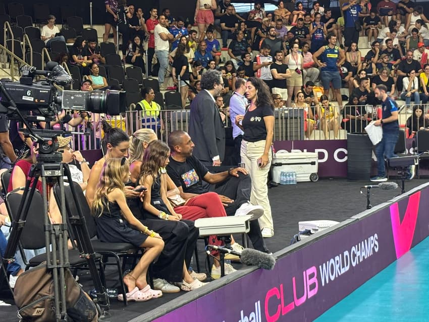 Sheilla e Serginho acompanham a final (Foto: Beatriz Pinheiro / Lance!)