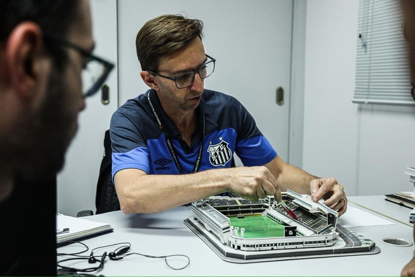 Equipe da Genius visitou a Vila Belmiro na terça-feira (16) (Foto: Reinaldo Campos/Santos FC)