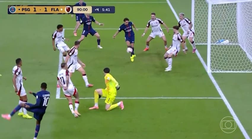 Lance perdido pelo zagueiro Marquinhos durante PSG x Flamengo (Foto: Reprodução)