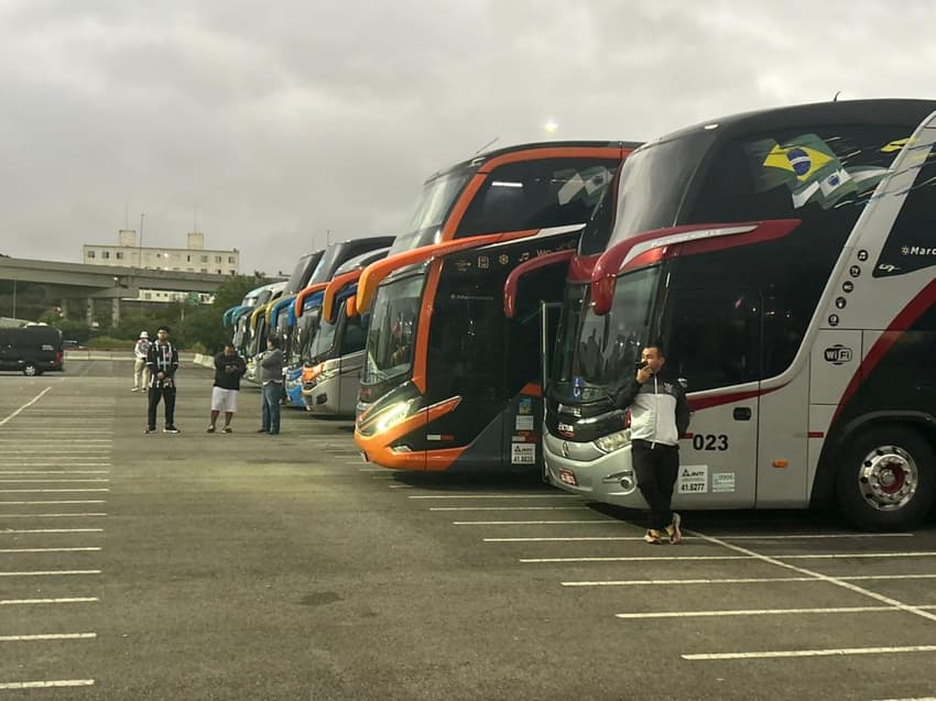 Dezenas de ônibus foram estacionados ao lado de fora da Neo Química Arena (Foto: Ulisses Lopresti/ Lance!)