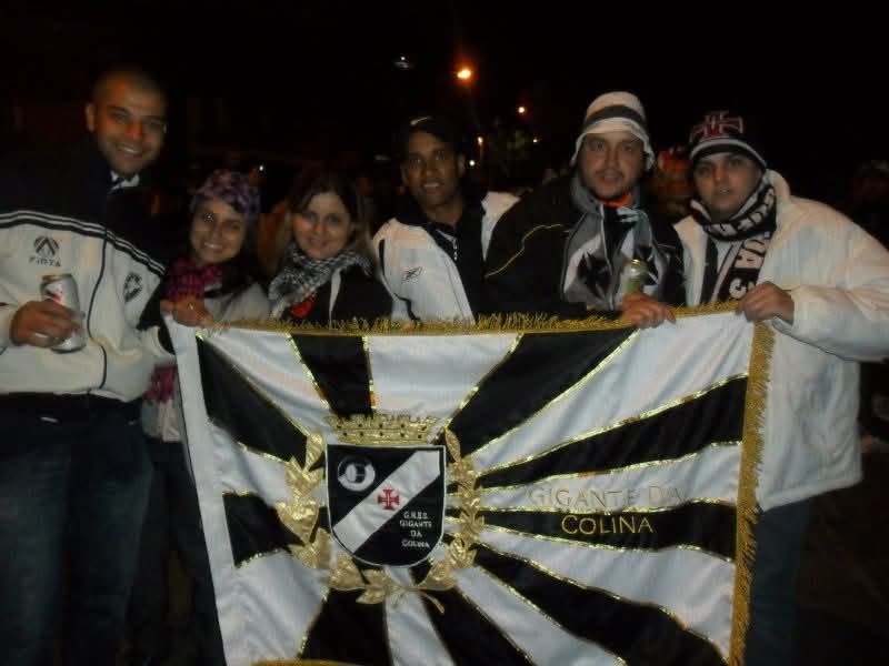 Nathália ao lado dos amigos na final da Copa do Brasil em 2011 (Foto: Divulgação)