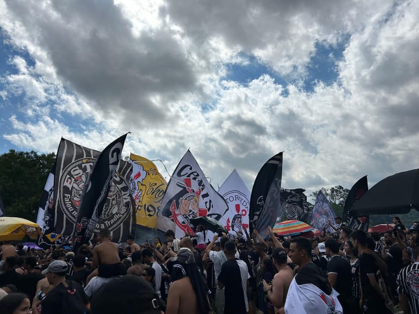 Torcida do Corinthians foi ao CT apoiar o elenco antes da final (Foto: Guilherme Lesnok/ LANCE!)