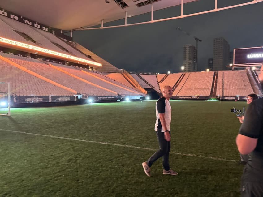 Fábio Santos na Beira do Gramado da Neo Química durante exclusiva com o Lance