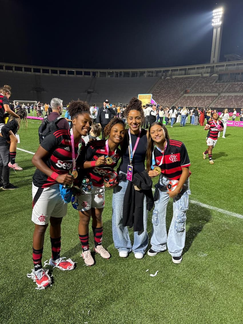 Rilany Silva, treinadora da Seleção sub-17, e jogadoras do Flamengo, campeão da Copinha. (Foto: Giselly Corrêa/Lance!)