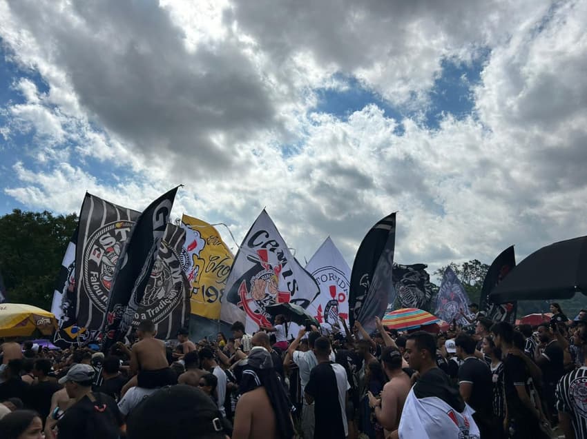 Torcida do Corinthians apoia time no embarque ao Rio de Janeiro para a final da Copa do Brasil (Foto: Guilherme Lesnok)