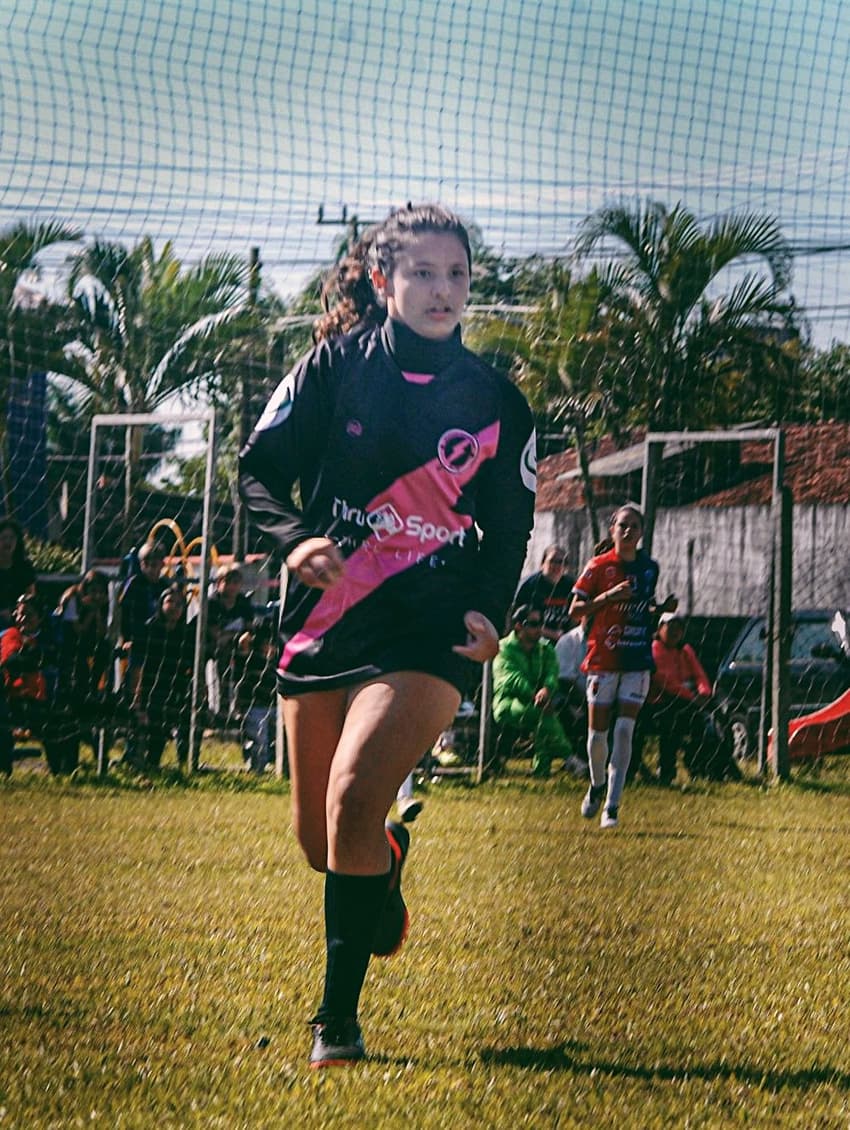 Garotas praticam futebol feminino de forma gratuita na Soxxer. (Foto: Divulgação)