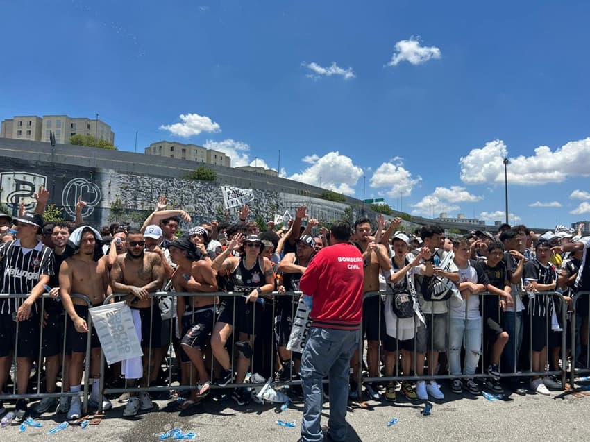 Torcida do Corinthians recebendo atendimento (Foto: Guilherme Lesnok/ Lance!)