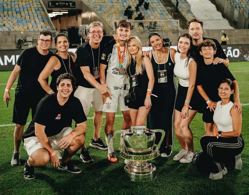 Breno Bidon e seus familiares após o título da Copa do Brasil (Foto: Reprodução/Instagram)