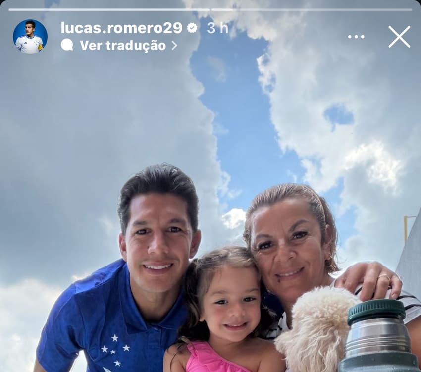 Lucas Romero veste camisa do Cruzeiro durante suas férias (Foto: Reprodução Instagram)