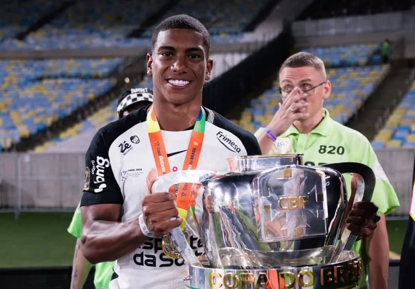 Jacaré com a taça de campeão do Corinthians (Foto: Reprodução)