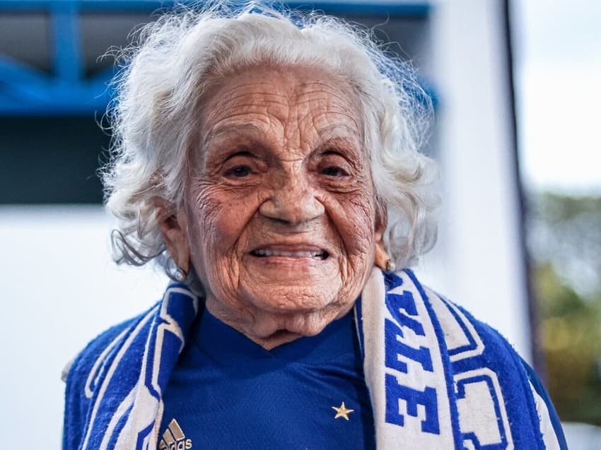 Vó Miracy, torcedora do Cruzeiro (Foto: Divulgação Cruzeiro)