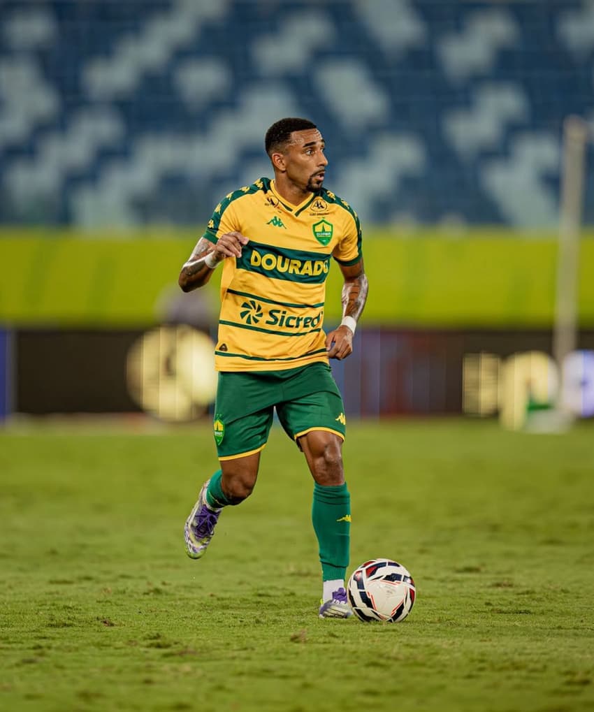 Mateusinho em campo pelo Cuiabá