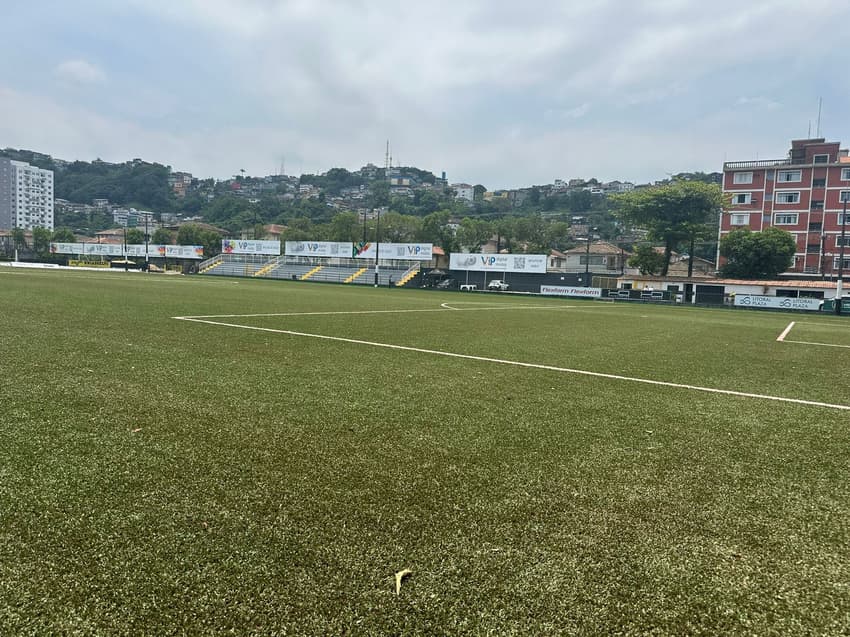 Campo 1 do CT da base do Santos foi reformulado ao receber o gramado sintético. (Foto: Juliana Yamaoka/ Lance!)