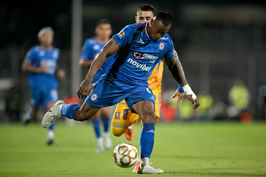 Willer Ditta toma à frente de jogador do Tigres em duelo do Torneio Apertura (Foto: Carl de Souza / AFP)