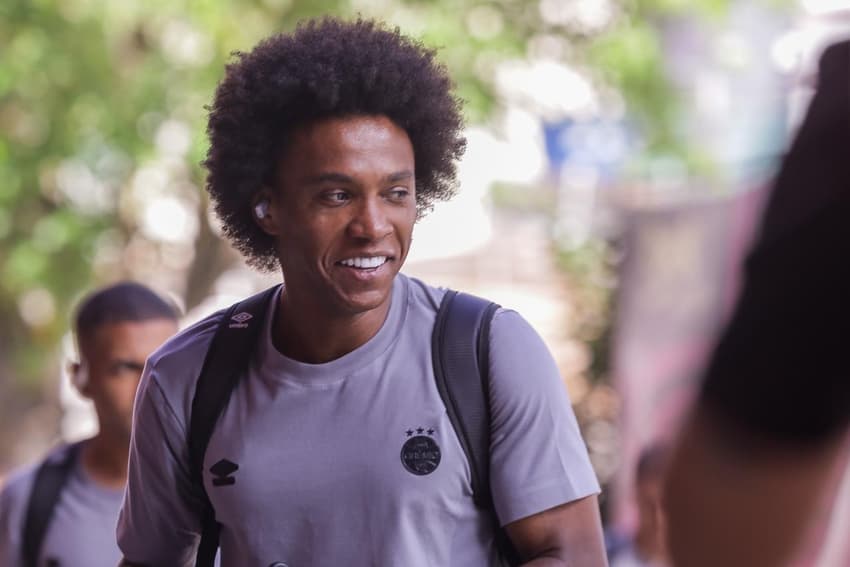 Willian, que começa jogo no banco, na chegada a Ilha do Retiro para Grêmio x Sport (Foto: Rafael Vieira / Grêmio)