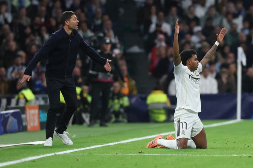 Xabi Alonso e Rodrygo pelo Real Madrid (Foto: Pierre-Philippe MARCOU / AFP)