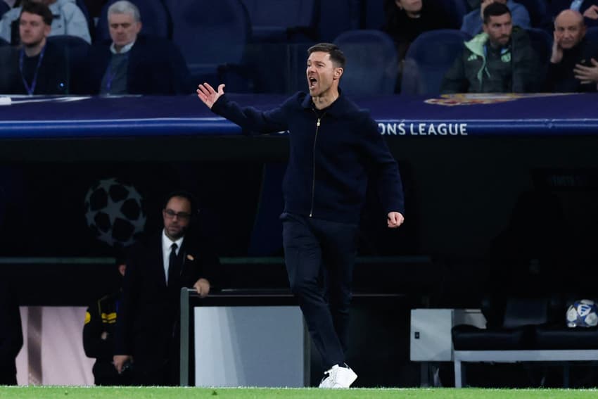 Xabi Alonso no comando do Real Madrid (Foto: Oscar DEL POZO / AFP)