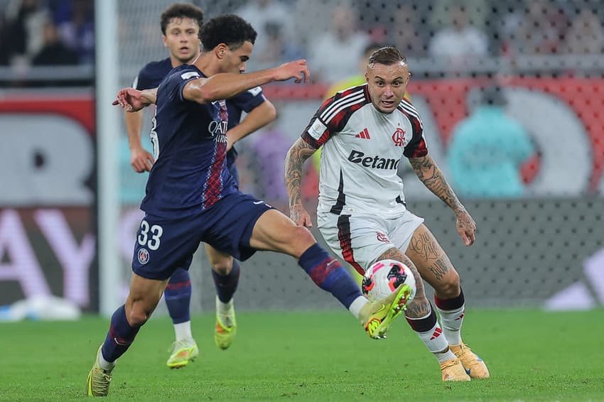 Zaïre-Emery disputa bola com Cebolinha em PSG x Flamengo, no Mundial