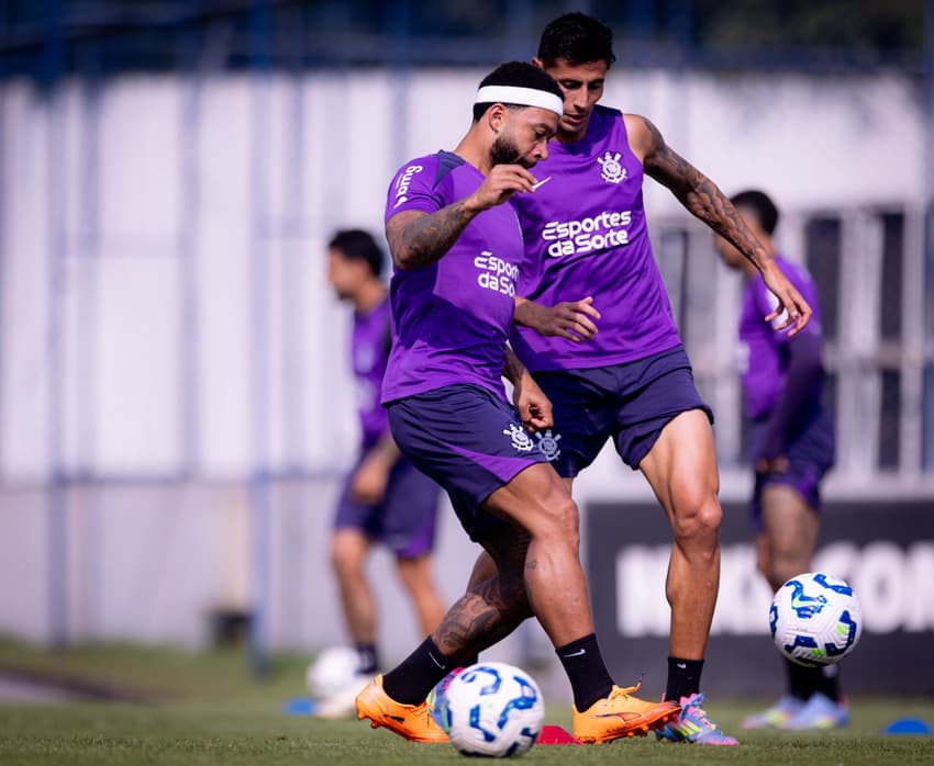 Memphis durante treino do Corinthians 