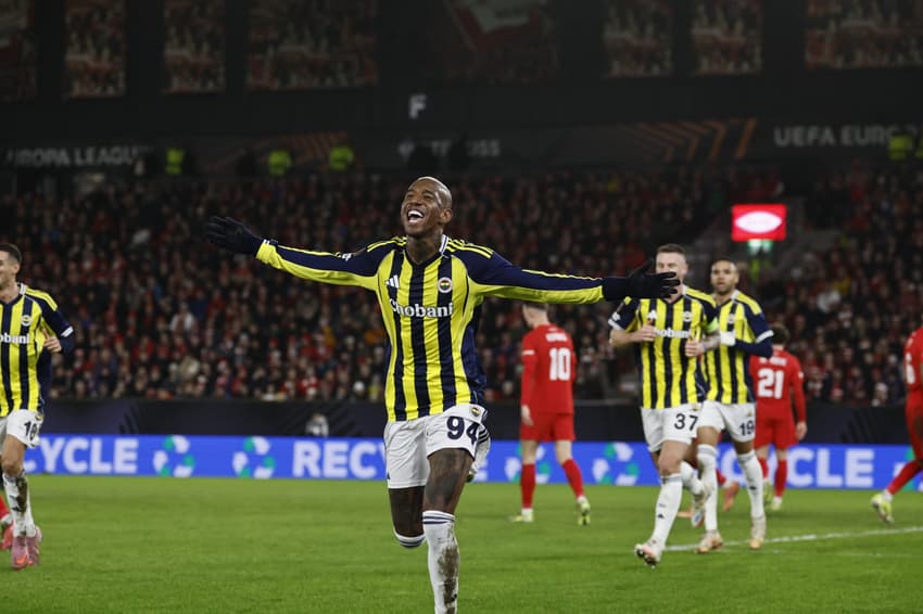 Jogadores livres: Anderson Talisca comemora gol pelo Fernerbahçe (Foto: Fenerbahçe / Divulgação)