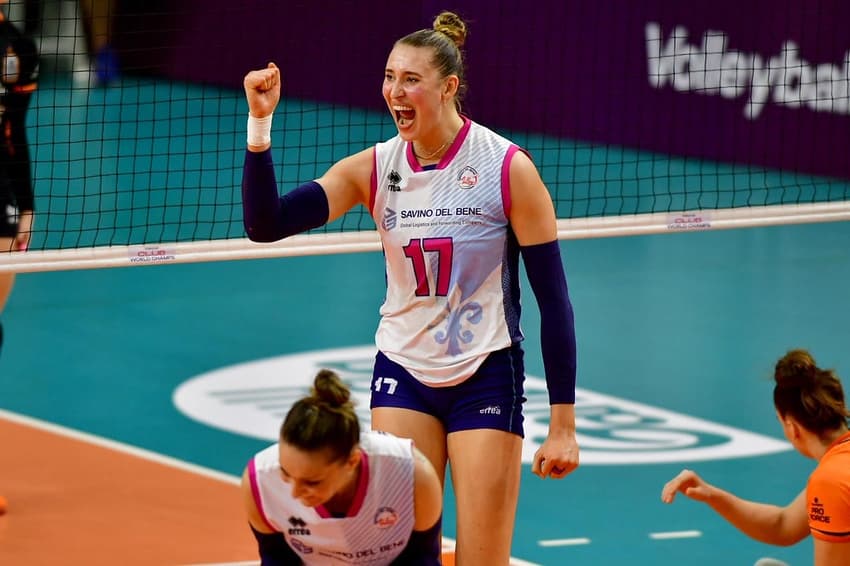 Antropova comemora ponto durante a partida contra o Osasco no Mundial