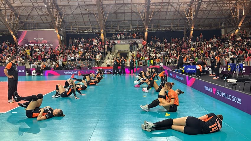 Aquecimento do Osasco no Mundial de Clubes de vôlei (Foto: Beatriz Pinheiro/ Lance!)