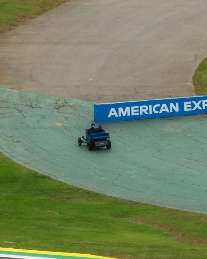 Hot road de Albon e Sainz em atalho no desfile de Interlagos