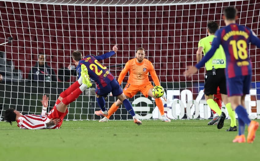 Com gol de Raphinha, o Barcelona venceu o Atlético de Madrid por 2 a 1, por La Liga (Foto: Lluis GENE / AFP)