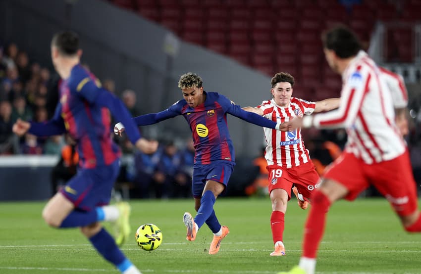 Com gol de Raphinha, o Barcelona venceu o Atlético de Madrid por 2 a 1, por La Liga (Foto: Lluis GENE / AFP)