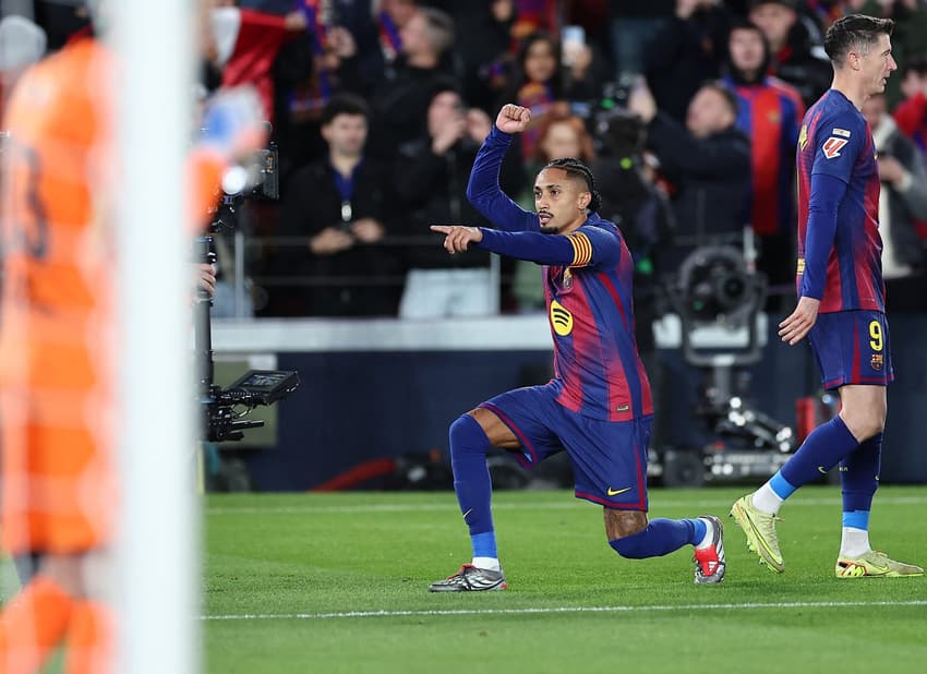 Com gol de Raphinha, o Barcelona venceu o Atlético de Madrid por 2 a 1, por La Liga (Foto: Lluis GENE / AFP)
