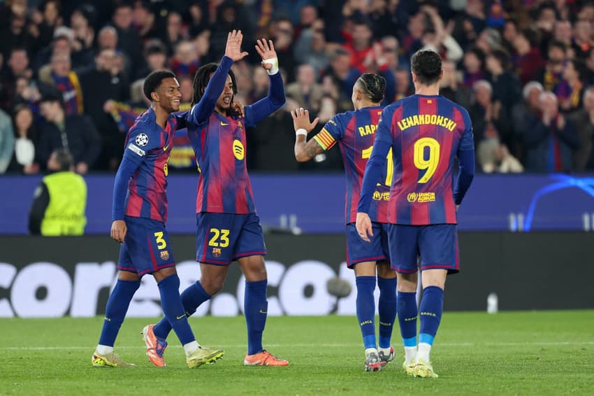 Jogadores do Barcelona comemoram gol marcado sobre o Frankfurt, pela Champions League (Foto: Lluis Gene/AFP)